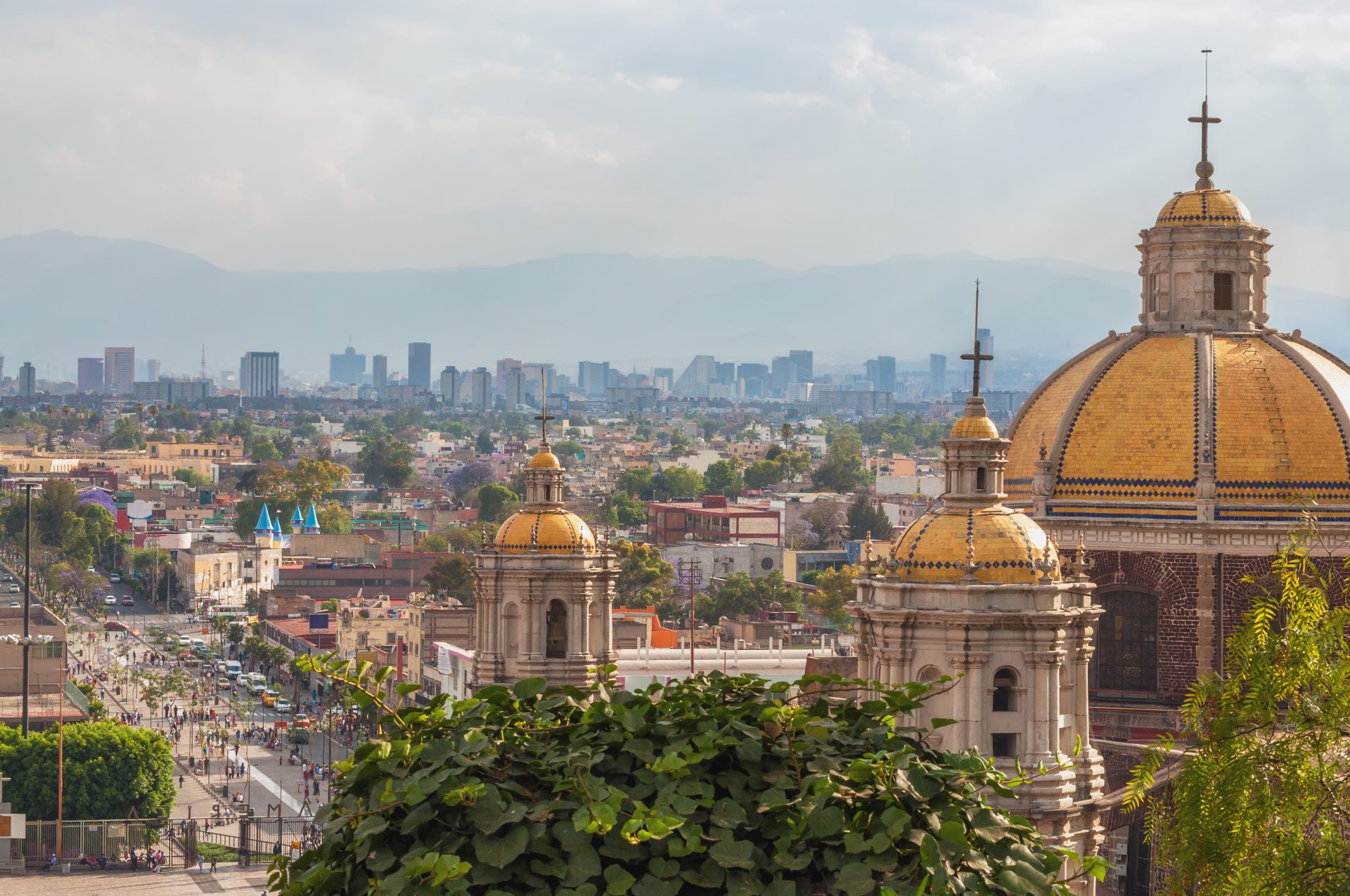 Vista aérea de la ciudad con las cúpulas de la basílica en primer plano y la mancha urbana al fondo